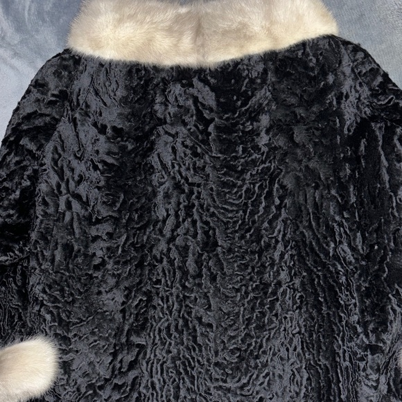 Breathtaking Vintage Fur Coat - Picture 7 of 12